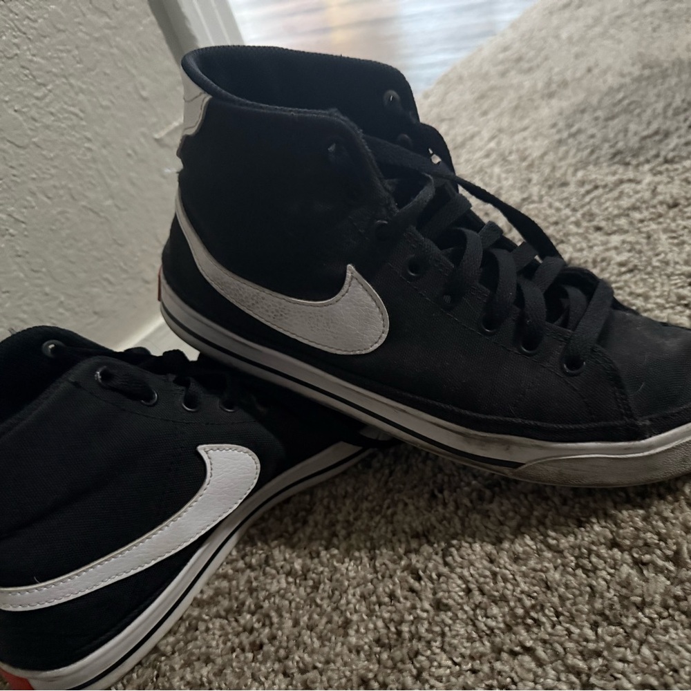 WOMEN'S NIKE COURT LEGACY
MID CANVAS SNEAKERS